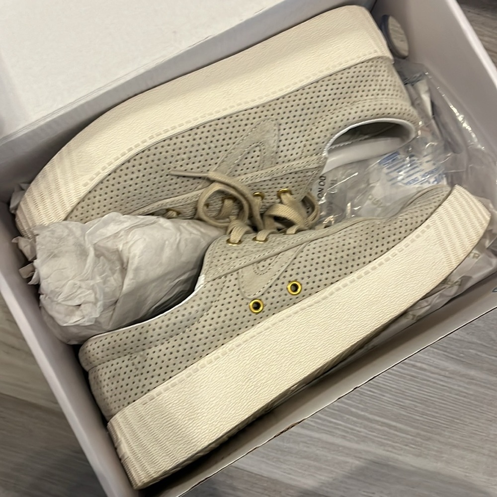 Tretorn Women’s 6.5 stack platform beige/ grey suede sneakers EUC